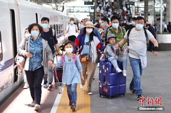 资料图: 江苏省南京市,旅客在南京火车站出行。 中新社记者 泱波 摄