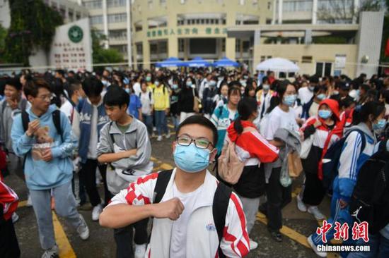 资料图：6月8日，云南省昆明市的考生结束2021年全国高考。图为一名神情自信的考生。 中新社记者 刘冉阳 摄