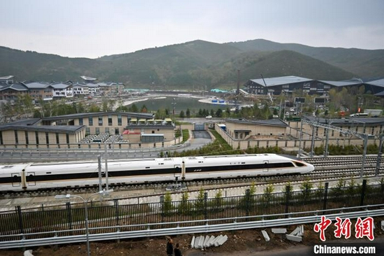 图为9月15日,一列高铁列车驶过太子城冰雪小镇。 翟羽佳 摄