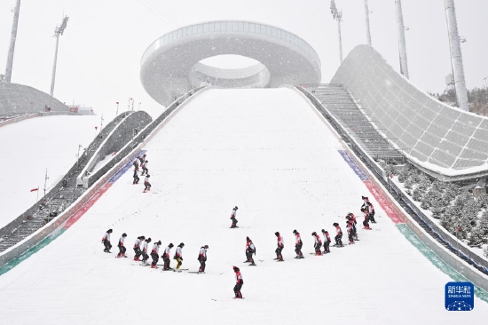 2月13日，图为在国家跳台滑雪中心“雪如意”赛场内，工作人员在整理赛道。新华社记者姜克红摄