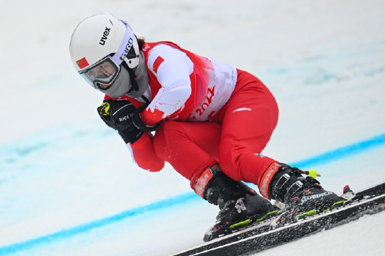 3月11日，中国选手张梦秋在北京2022年冬残奥会残奥高山滑雪女子大回转（站姿）比赛中。新华社记者江汉摄