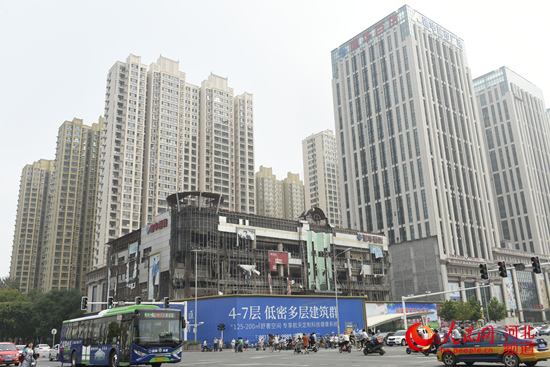 图为老建华百货大楼正在拆除中。