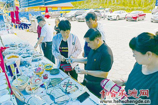 “这草编拖鞋很舒服,给家里人带几双。”一位游客说。