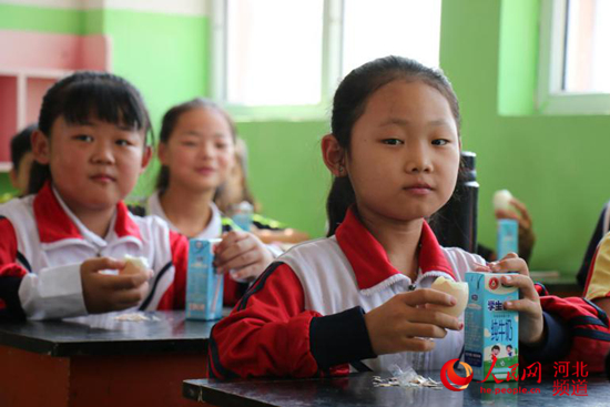 图为9月5日,河北省邯郸市广平县十里铺中心小学学生课间吃上了“免费加餐”牛奶、鸡蛋。