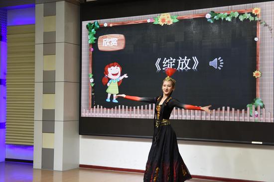 舞姿轻盈、含蓄优美的维吾尔族舞蹈——《绽放》