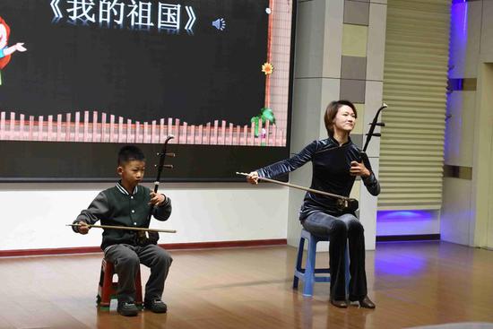 张隽熙同学和吴莎莎老师的二胡合奏——情感细腻,柔和抒情的《我的祖国》。