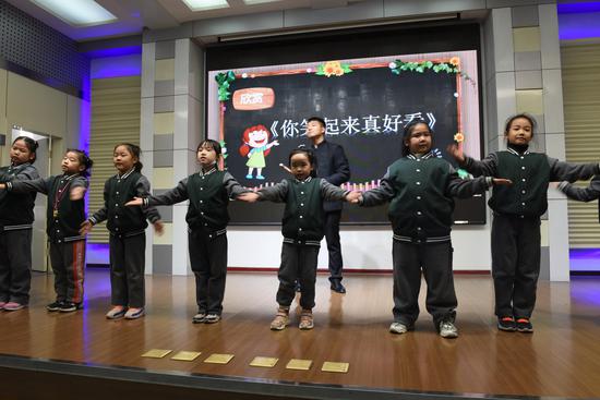 小同学们伴舞的竹笛合奏——《你笑起来真好看》