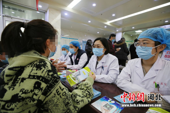 河北省精神卫生中心举行的“世界睡眠日义诊宣传活动”现场。 马克谨 摄