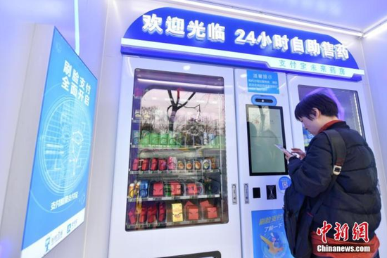 资料图:昆明街头开设的“智慧药店”吸引市民体验。 中新社记者 任东 摄