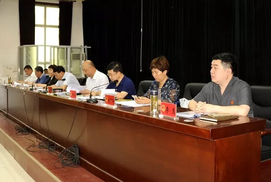 主持人宣布会议程序