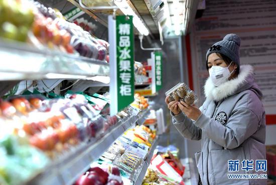  1月31日，市民在石家庄市桥西区一家超市内选购水果。新华社记者 王晓 摄