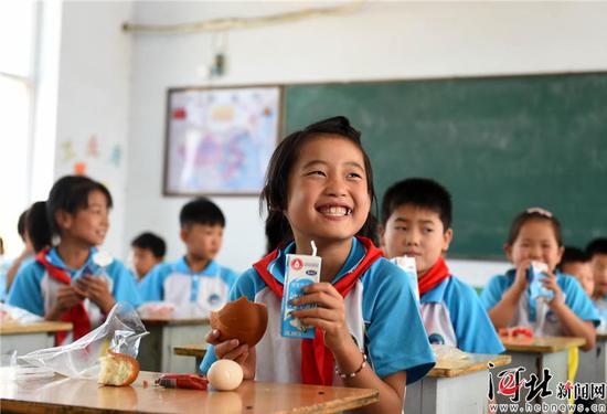 广宗县东董里小学学生在吃课间营养餐。(资料片) 记者赵永辉摄