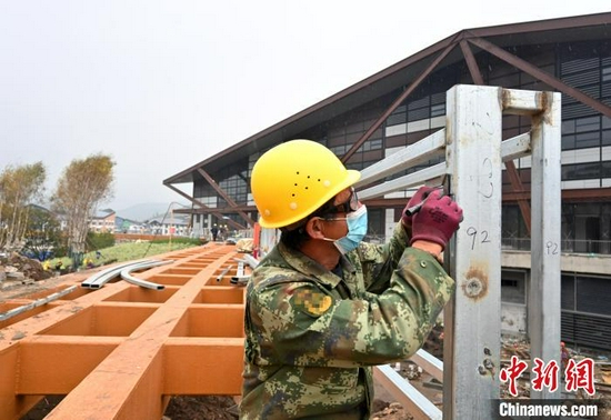 图为9月15日,太子城冰雪小镇建设工人正在忙碌。 翟羽佳 摄