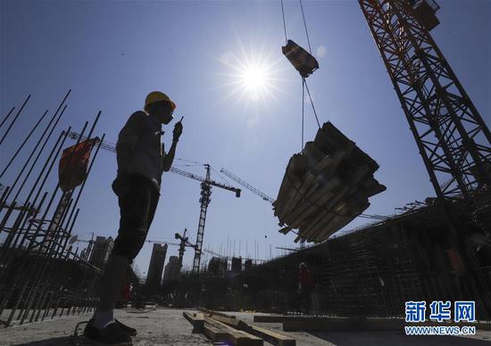 7月24日，工人在河北省遵化市一家棚户区改造建设工地现场施工。 新华社发（刘满仓 摄）