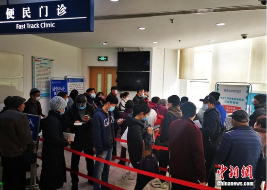 资料图:民众在便民门诊排队就医。 汤彦俊 摄
