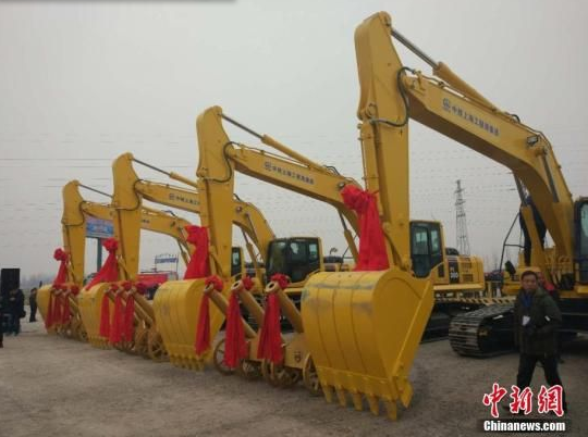 京雄城际铁路开工标志着雄安新区重大基础设施启动建设。该铁路是联系雄安新区、北京新机场和北京城区最便捷、高效的重大交通基础设施,可实现30分钟从北京城区到达雄安新区。中新网记者 李金磊 摄