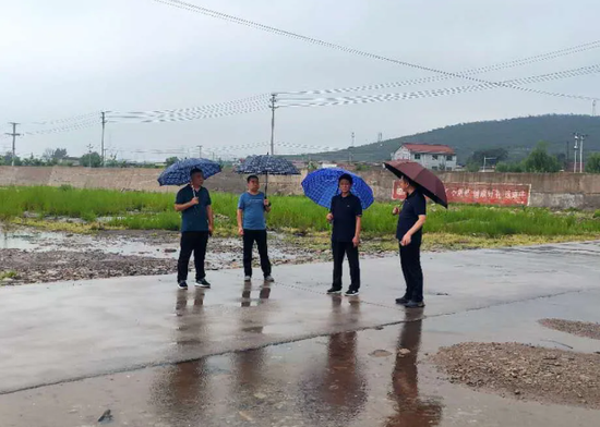 市政府副市长田俊勇到石洞乡督导检查防汛工作,冒雨到南洺河石洞段查看行洪情况