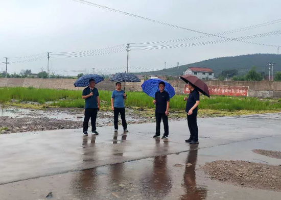 市政府副市长田俊勇到石洞乡督导检查防汛工作，冒雨到南洺河石洞段查看行洪情况