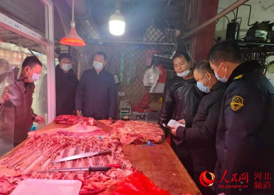 石家庄市桥西区市场监管局深入辖区生鲜肉交易市场进行检查。 河北省市场监督管理局供图