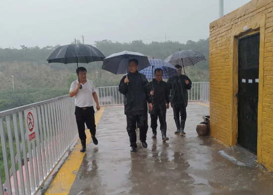 市委常委、组织部长宋怀志冒雨到大同镇督导防汛工作