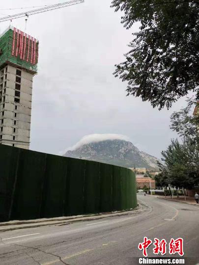 山帽云是湿空气经地形强迫上升冷却和凝结而在孤立山峰上空形成的几乎不动的静止云,是幞状云的一个特例,比较罕见,被誉为十大奇异的云彩景观之一。 郝少清 摄