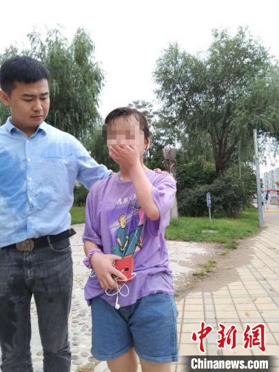 民警梁云森安慰获救女孩 视频截图