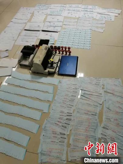 日前一藏身在市内平房区的制售假火车票窝点被北京铁路警方端掉，当场缴获假火车票386张，票面价值7万余元。　刘京　摄