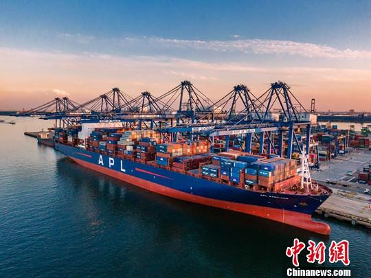 资料图：天津港大型集装箱船舶。中新社发 薄承 摄