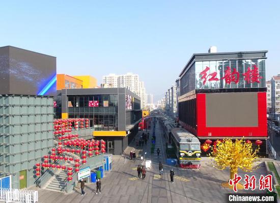 图为沿京张铁路修建的老火车步行街。 李洋 摄