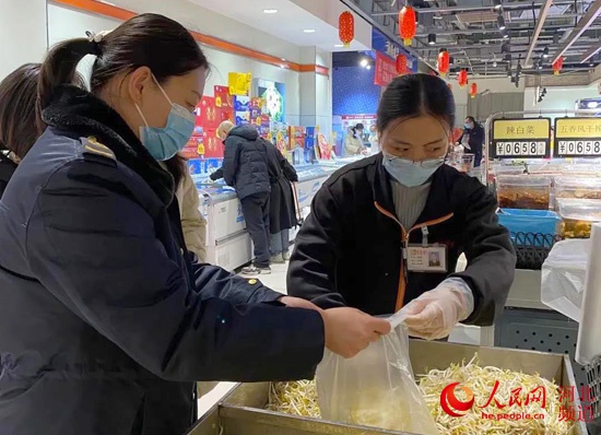 邯郸市涉县市场监管局对韭菜、豆芽等蔬菜进行抽检。 河北省市场监督管理局供图