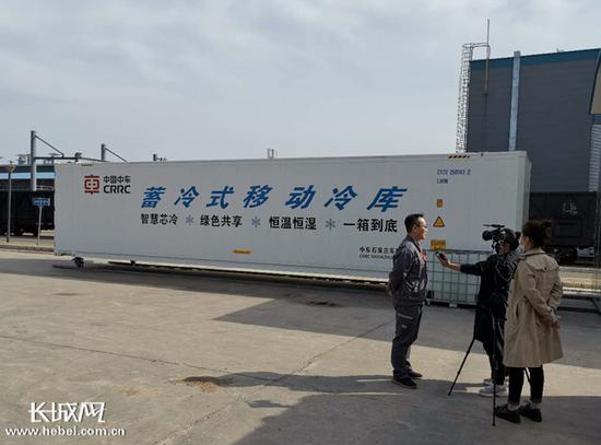 长城新媒体记者采访中车石家庄公司公司研发的蓄冷式智能冷链装备。记者 贾芳 摄