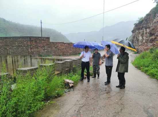 市委常委、统战部长李卫峰冒雨到管陶乡察看雨情、督导防汛