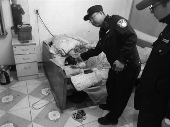 民警在老奶奶家找到孩子