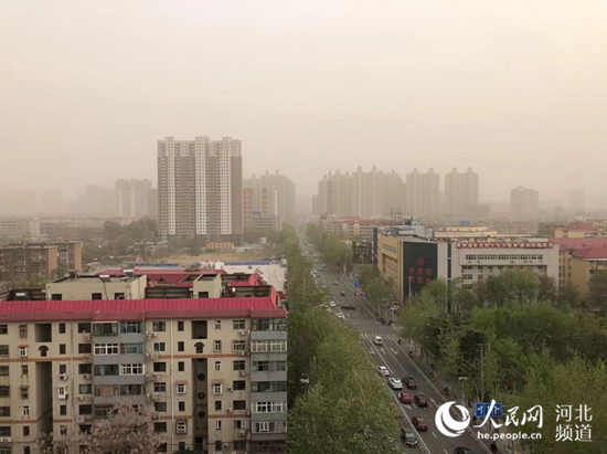 4月15日下午，河北石家庄遭遇沙尘天气，天空昏暗。 人民网 李哲摄