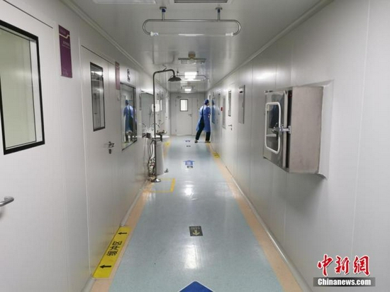 资料图：郑州人民医院核酸检测实验室内部的清洁区。 中新社记者 韩章云 摄