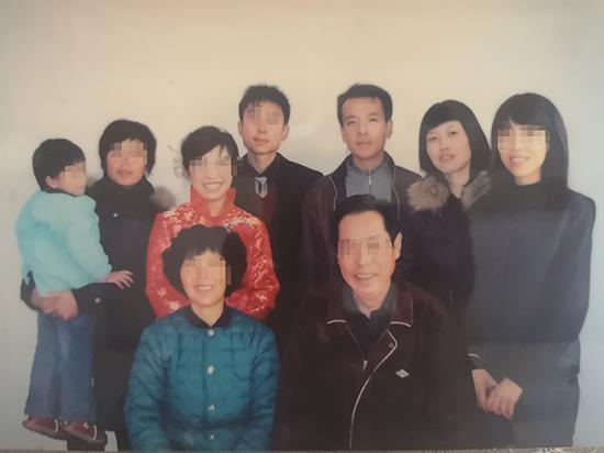 田丰与家人合影,左边抱小孩者为田如,后排右二、右三为田丰夫妇 本文图均为 受访者供图