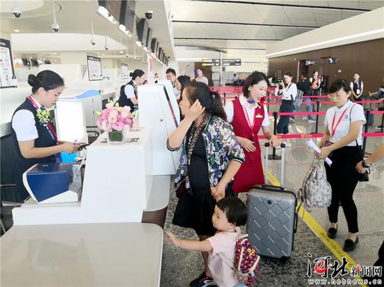 图为旅客在大兴国际机场办理值机手续。记者田瑞夫摄
