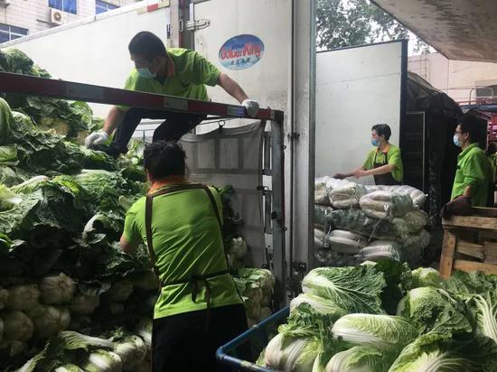 　今天4点，400多吨蔬菜到达北京商超门店。尹作丰 摄