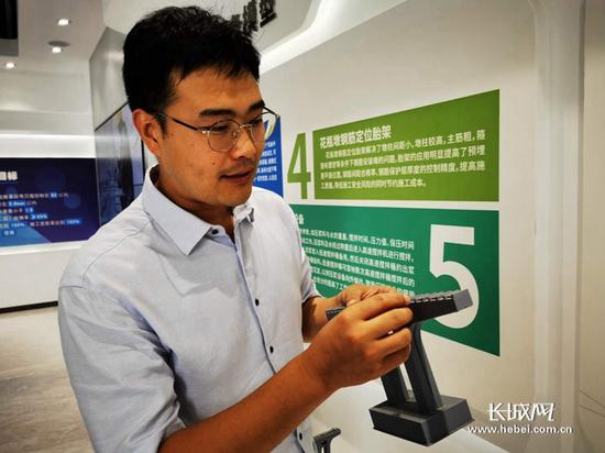 庞健展示花瓶墩模型。长城网记者 许艳艳 摄