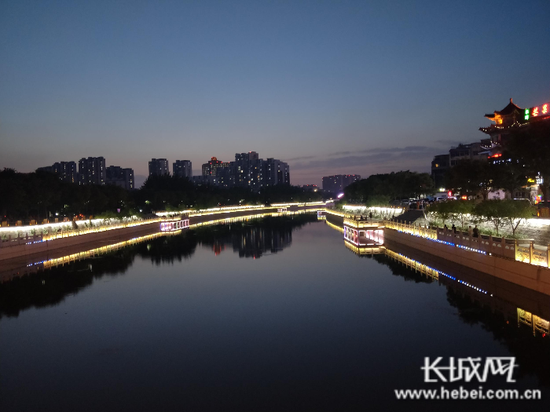 京杭大运河沧州段沧州市区的运河畔夜景如画。长城网记者 段永亮 摄