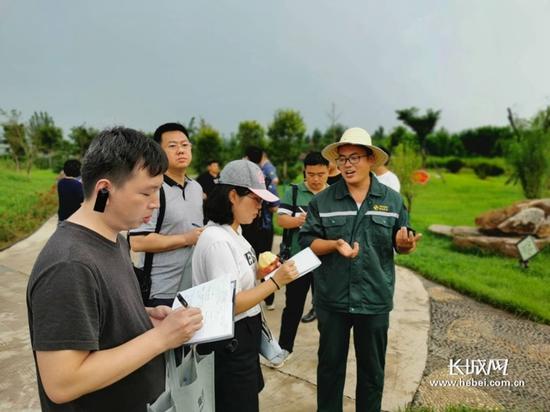 孔超接受各地媒体记者采访。长城网记者 许艳艳 摄