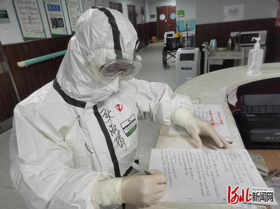 身着防护服的张淑娟在武汉市第七医院坚守在感控一线。