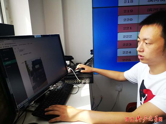 迁安市滨河街道值班员正在后台处理群众反映事件。李瑛 摄
