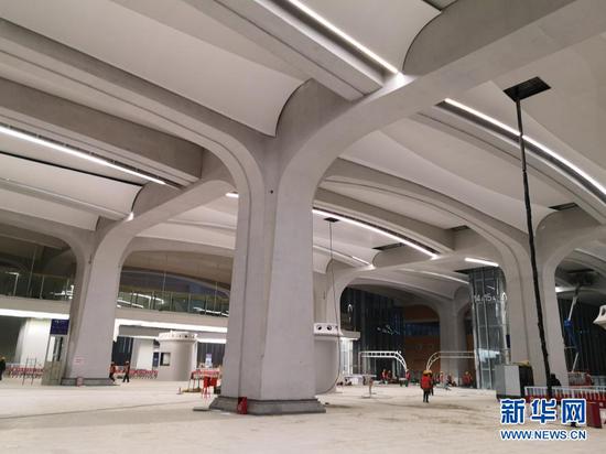 这是河北雄安站首层候车大厅清水混凝土“开花柱”（手机照片，12月16日摄） 。新华社记者 曹国厂 摄
