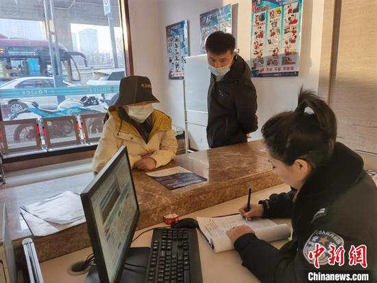 刘向楠认真接待办事群众。(资料图片) 张庭云 摄