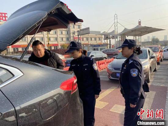 刘向楠(中)和同事对社会车辆进行检查。如果事先知道因为执行检查任务而不能回家,她会提前为父母准备好下一顿饭菜。(资料图片) 张庭云 摄
