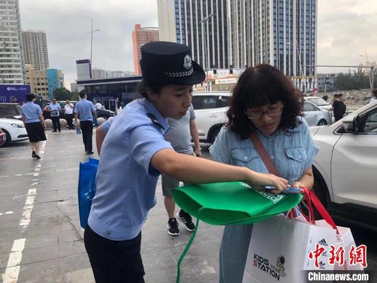 无论哪一次街头宣传,刘向楠一定会向市民耐心讲解。(资料图片) 张庭云 摄