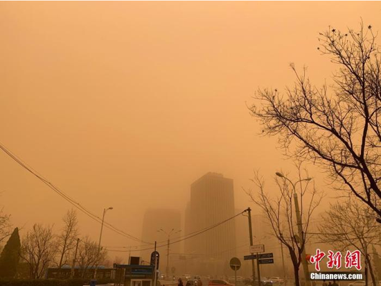 3月15日,北京迎沙尘降温天气,空气能见度减弱。 中新网记者 翟璐 摄