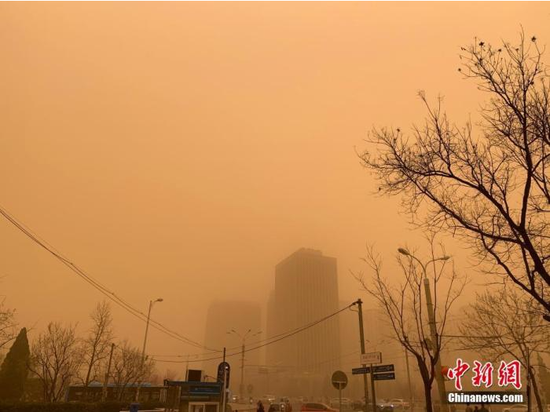 3月15日，北京迎沙尘降温天气，空气能见度减弱。 中新网记者 翟璐 摄