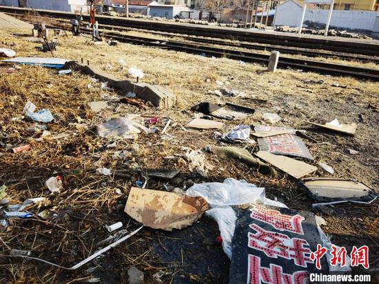百年京张铁路文物遗存张家口火车站(北站)垃圾遍地。 肖光明 摄
